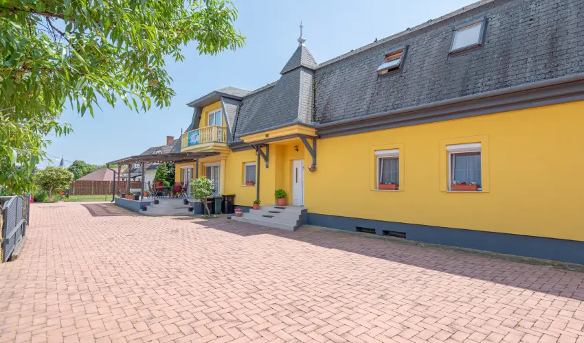 Borb�la Vend�gh�z Gyenesdi�s