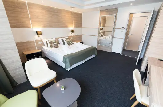 Hotel Zena, H�v�z