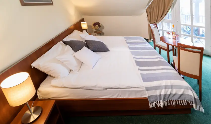 Zsanett Hotel Balatonkereszt�r