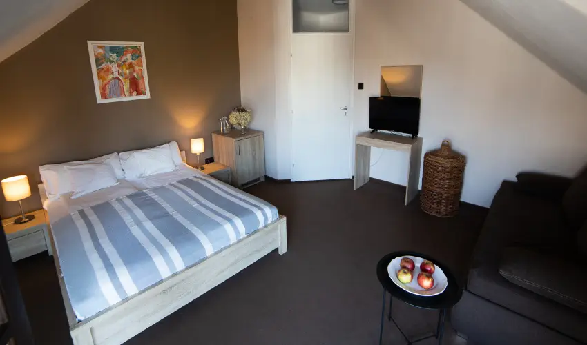 Zsanett Hotel Balatonkereszt�r