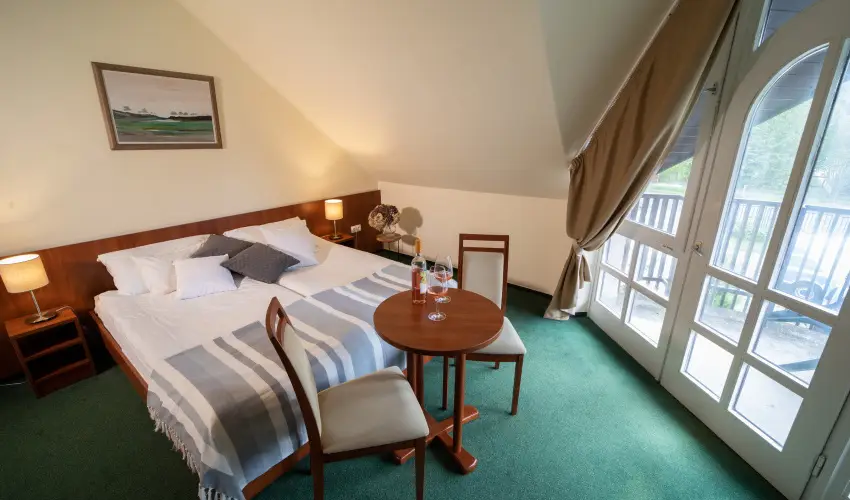 Zsanett Hotel Balatonkereszt�r