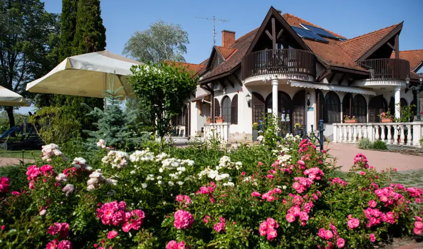 Zsanett Hotel Balatonkereszt�r