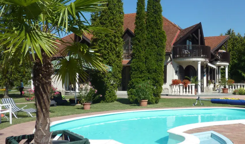 Zsanett Hotel Balatonkereszt�r