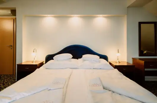 Korona Panzi� �s �tterem, H�v�z