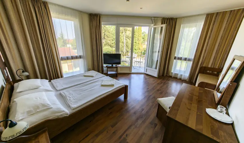 Viktor Bor- s Vendghz Balatonmriafrd