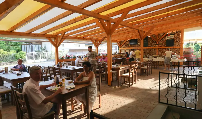 Viktor Bor- s Vendghz Balatonmriafrd