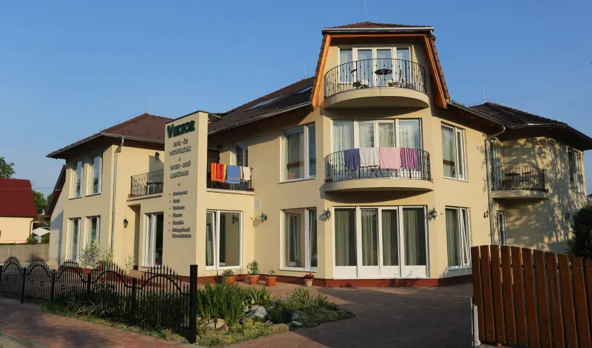 Viktor Bor- s Vendghz Balatonmriafrd